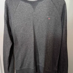 Grå sweatshirt från GANT - Grå Gant tröja , storlek M