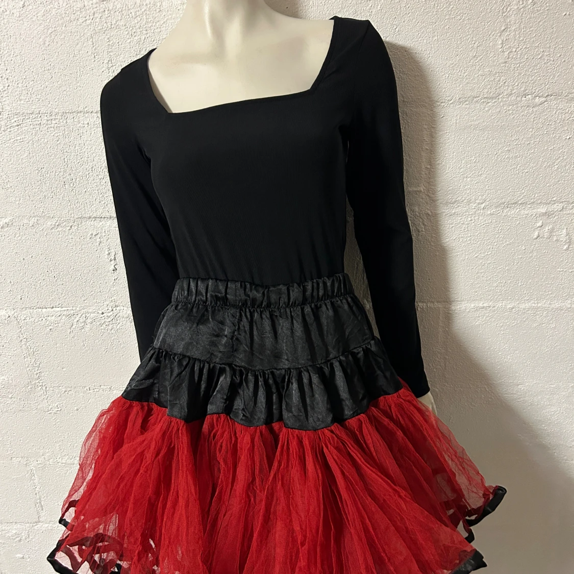 Kjol med röd tyll. Storlek onesize