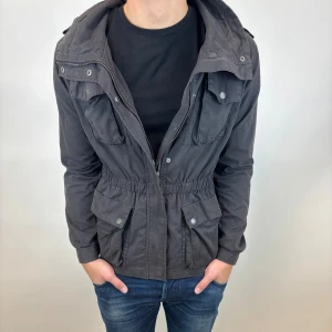 Filedjacka  - Hej, säljer nu denna väldigt snygga och eftertraktade Field jackan som är perfekt nu till hösten/ vintern! Storlek S  Fraktas spårbart vis Instabox, PostNord eller bring!  Vid minsta lilla fundering så är det bara att höra av sig!  