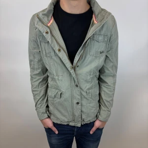 Field Jacka  - Hej, säljer nu denna väldigt snygga och eftertraktade Field jackan som är perfekt nu till hösten/ vintern! Storlek M Fraktas spårbart vis Instabox, PostNord eller bring!  Vid minsta lilla fundering så är det bara att höra av sig!  