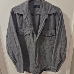 Zegna skjorta  - En grå stilren bomullsskjorta från Zegna. Är ganska tjockt tyg så den funkar perfekt till när det är lite kallare ute. Säljes pga att den var för liten för mig. Priset går att diskutera.  Bra skick inga defekter och använd ett fåtal gånger.  Storlek: S