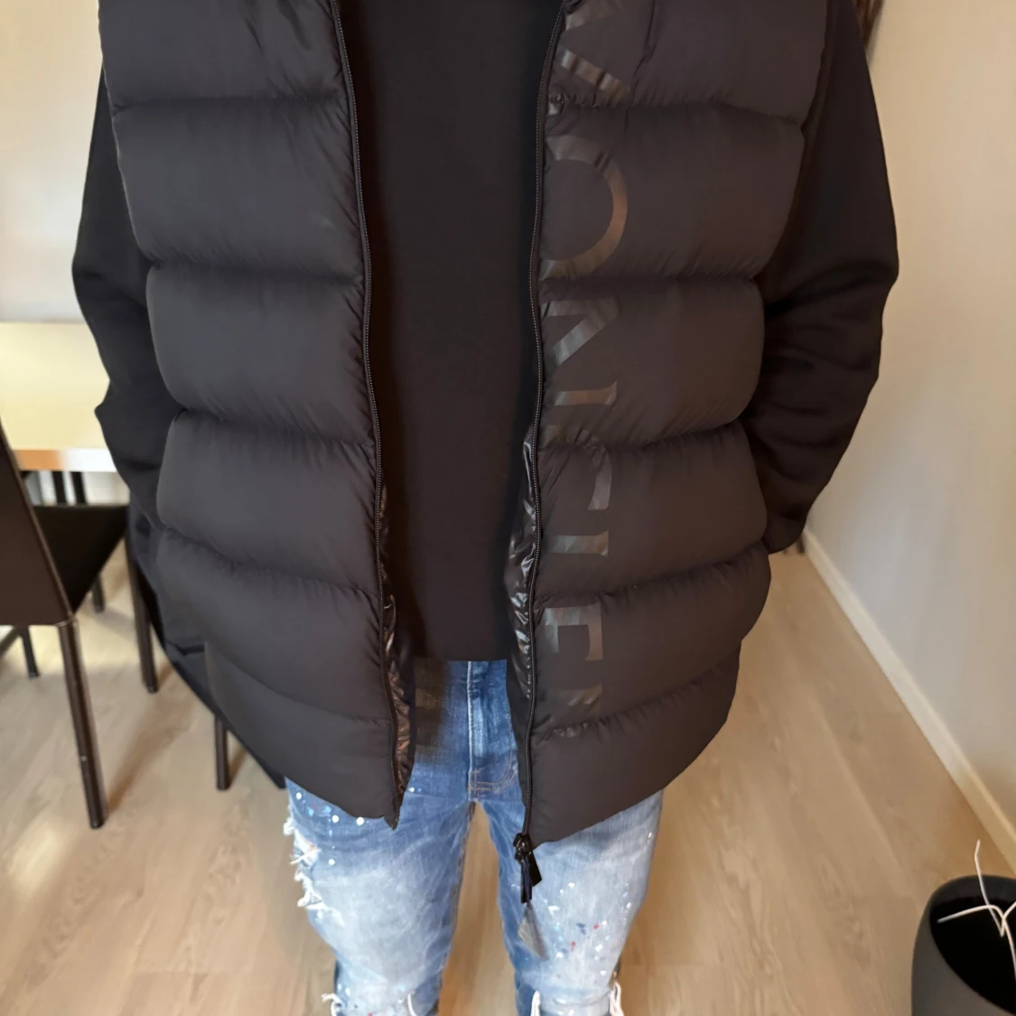 Svart dunväst från Moncler
