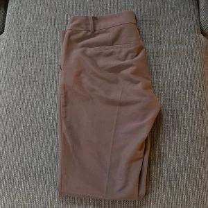 Vera flare kostymbyxa BikBok - Slitna på nederdelen av benen (bild 3). Finns ej att köpa längre.