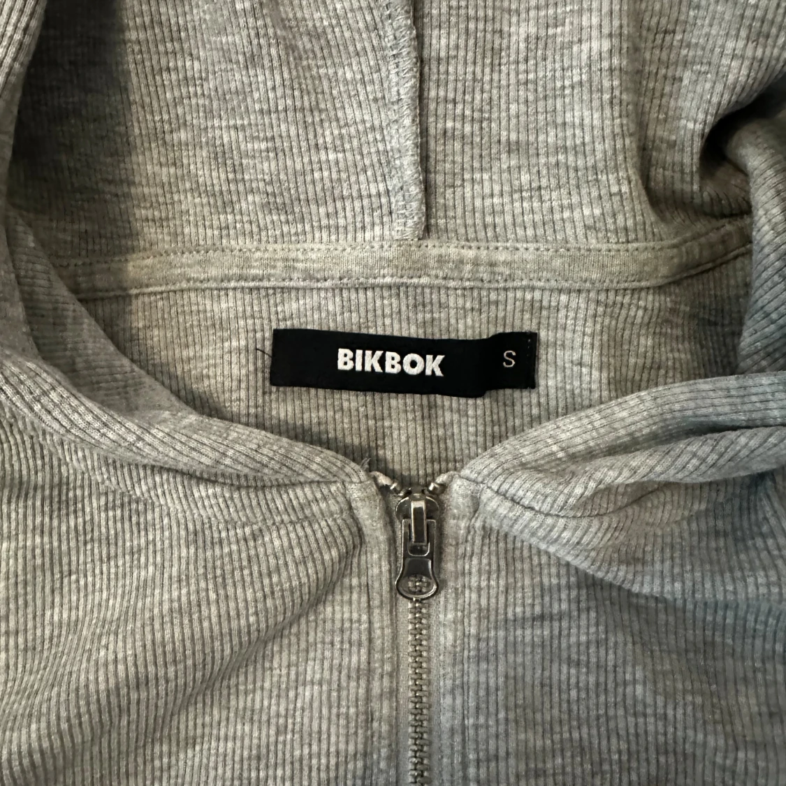 Grå ribbad hoodie från BikBok - 2