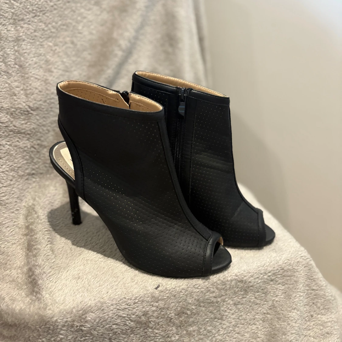 Svarta stövletter med öppen tå och klack - 2