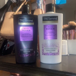 TRESemmé Biotin Repair duo 685ml - (Dom är köpta för 70kr/st, så 140kr tsm)TRESemmé Biotin Repair schampo och balsam, båda i stora 685ml flaskor. Båda är använda 2 gånger, men säljer pågrund av att jag redan har så många Shampoo och balsam. Denna gör håret mindre frissigt o även glansigt!