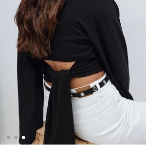 Tie back top - Tröja från Gina likt den på bilden men med korta ärmar💕 kanppt använd och köptes för ett par månader sedan, men säljs inte längre.  skriv för fler bilder!❤️