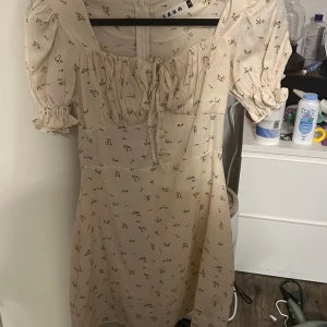 Söt klänning - Jätte söt klänning som skulle passa dig som är xs-s. Helt ny skick och är köpt i Vietnamn. Säljer då den inte kommer till användning ☺️