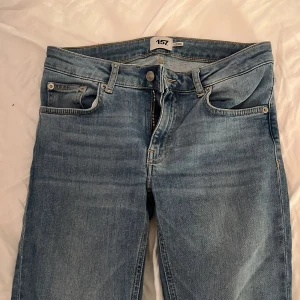Ljusblå jeans i storlek SMALL - Ljusblåa jeans från lager 157! Aningen för korta för mig som är 168 cm. I perfekt form normal/lågmidjade.