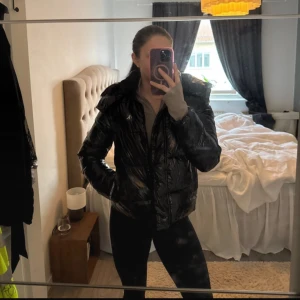 Calvin Klein Jacka  - Calvin Klein jacka, inköpt från Zalando för ca 3 år sen, men inte använd senaste 2 åren. Skicket är superfint & materialet är glansigt. Den är mindre i storleken, så passar en S & även XS om man vill ha oversize look! Jag själv är en S/M 😇 Nypriset för jackan är 2000kr 