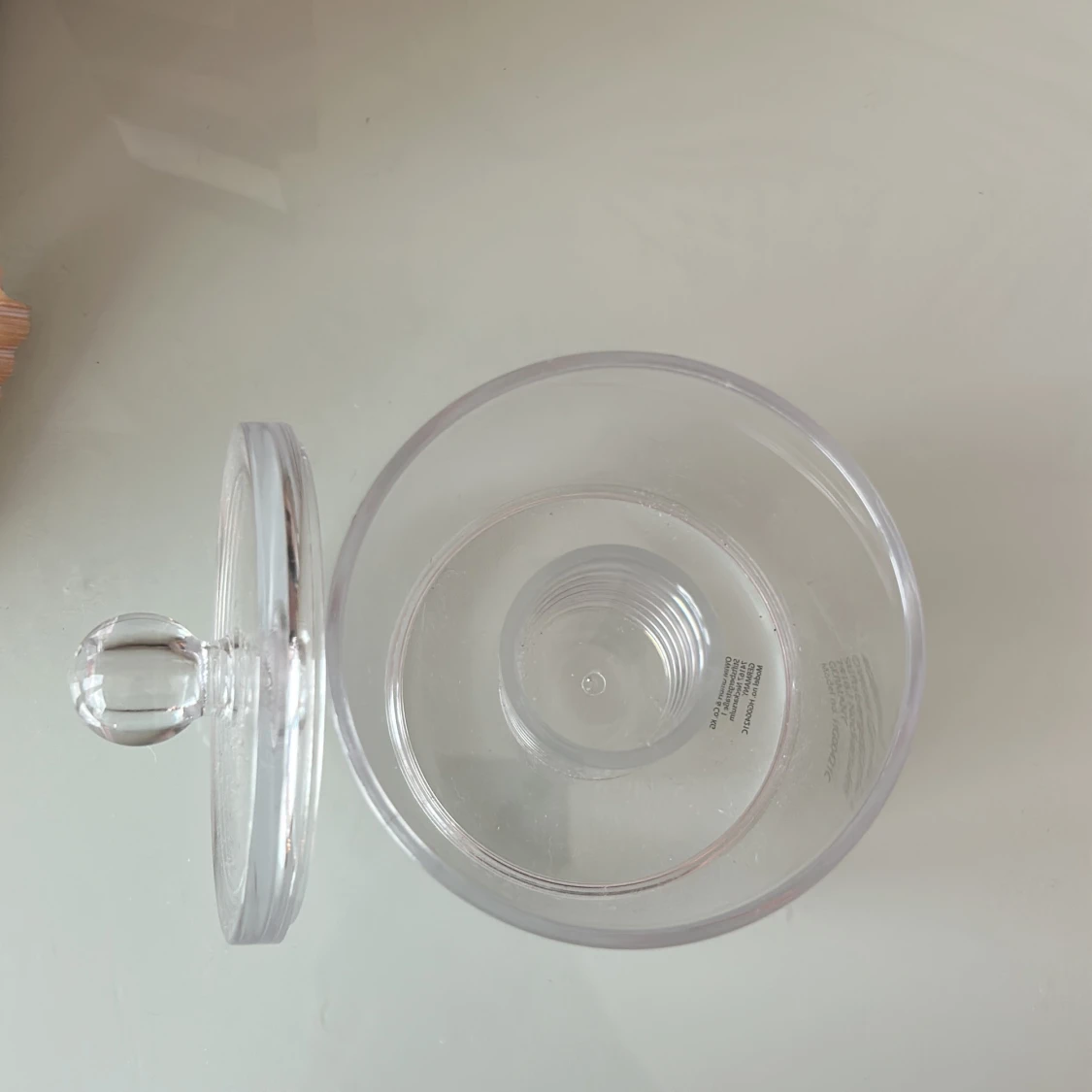 En plastburk till förvaring av småsaker  - 2