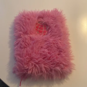 Notebook/ Dagbok - Unik anteckningsbok med fluffigt rosa omslag och ett coolt broderat jordklot på framsidan. Perfekt för dig som vill skriva ner viktiga saker, eller bara som en dagbok. Den har ett bokmärke med. Den har bara varit i mitt rum helt orörd därför vill jag sälja den.