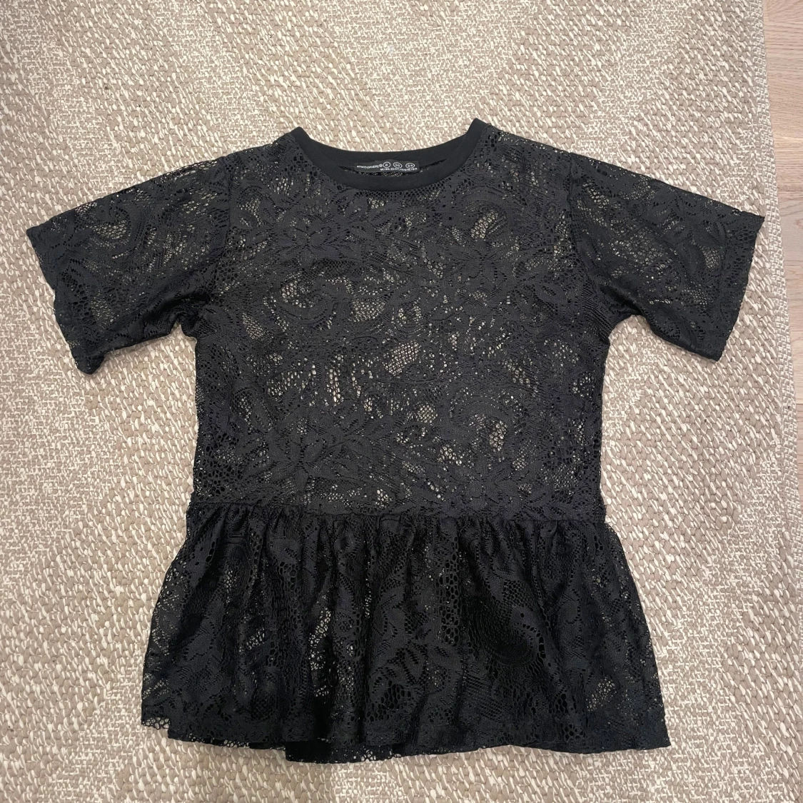 Svart spetsblus med volang - 3