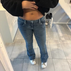 Low waist bootcut jeans - Säljer dessa jeans ifrån Gina då jag tycker dom är lite för stora på mig. Vid snabb affär kan priset diskuteras 