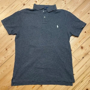 Ralph Lauren Pike - Grå Ralph Lauren Pike - L (Passar som M) - Skick 9,5/10 - Slim Fit - Hör av er vid minsta fundering!