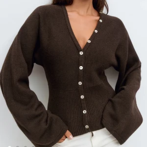 Bruk stickad tröja Gina Tricot  - säljer den här jätte mysiga stickade tröjan då jag tröttna på den ganska fort 😅Har använt den max 3 gånger och är perfekt nu till vintern 💓(sista bilden är min!) (fitted waist knitted cardigan)