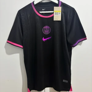 PSG Noir Special Tröja Player Edition  - Hej Säljer en helt ny PSG Noit Speical Tröja som är Player Edition alltså en av de högsta kvalitet som man kan få.            Tveka inte att skicka en bud.
