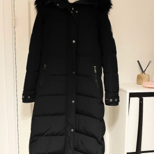 Hollies metro - Vinterjacka från hollies. Storlek 38. Använd 2 vintrar. Toppenskick, enda defekten är att en av flärparna till dragkedjan till en av fickorna trillat av. Sparsamt använd. 