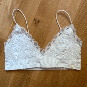 Vit spetsig linnetopp Urban Outfitters - Mjuk bh/topp från urba outfitters, nyskick men utan prislapp! 
