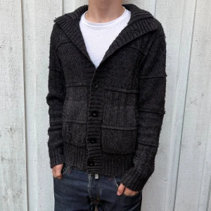 UNIK STICKAD CARDIGAN - Säljer nu denna sjukt snygga mörkgrå koftan!🌤️🍁| Lite nopprig men det märks inte vid användning | Hör av dig!✌🏻👑