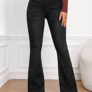 Svarta bootcut jeans med hög midja - Snygga svarta jeans med bootcut och hög midja. En jätte fin Jens helt ny oanvänd ny pris 249 oxh jag säljer den för 190!! Skriv gärna om due intresserad!! ❤️stolek L men passar oxå folk som är M 