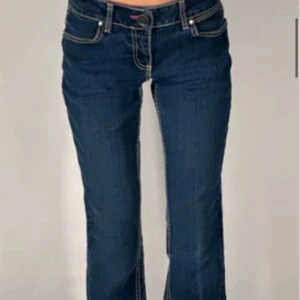 Vintage jeans - Skit snygga lowwaist  jeans med detaljer på fickorna💕ett pytte litet hål längst ner på ena benet men absolut inget man tänker på💕💕dome bootcut/flare