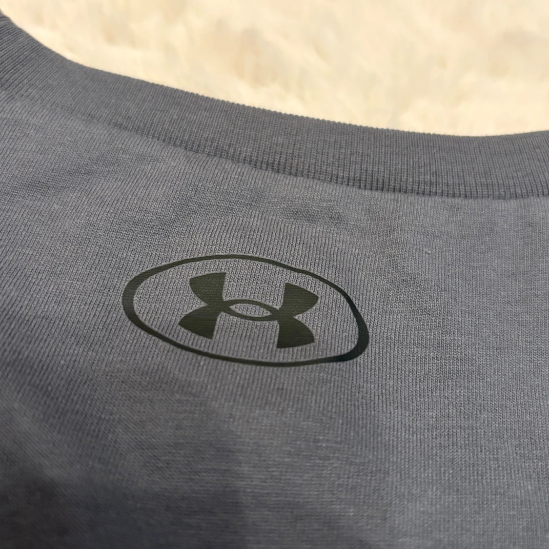 Mörkgrå t-shirt från Under Armour - 4