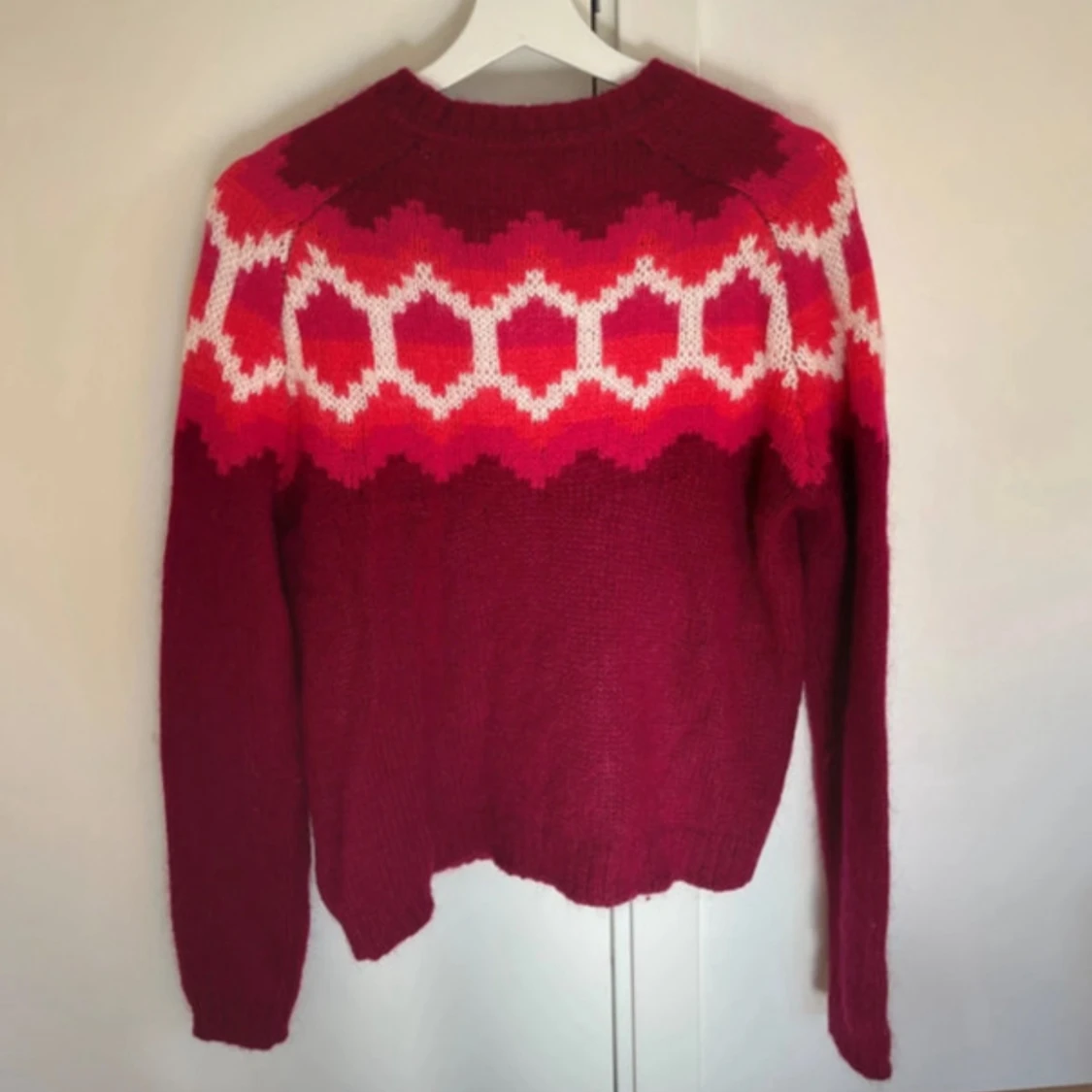 Vinröd stickad tröja  - 2