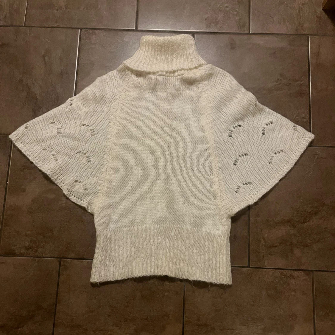 Vit stickad polotröja med vida ärmar i ullmix - 2