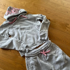 Syna world tracksuit - Säljer en syna world tracksuit som ja köpte för inte så länge sen, säljes då den inte passar. Storlek L