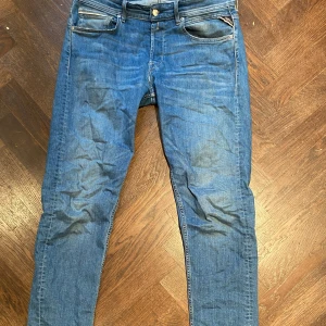 Replay Grover straight fit jeans blå - Blå jeans från Replay, modell Grover med slim straight fit. En liten lagning i vänster ben, men syns knappt. 