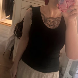 Fleecefodrade leggings +linne - Ett termolinne tillsammans med leggings med mjukt fleecefoder på insidan. De är varma och sitter tajt mot kroppen. Materialet är en mix av polyester och elastan för extra komfort och rörelsefrihet. Storleken säger Small men passar nog mer en XXS, gäller både linne och leggings.