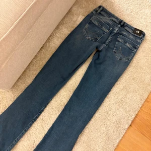 Blå bootcut jeans från LTB - Blå jeans från LTB med bootcut. Endast testade!! Strl 24x34, stor i storleken då de är stretchiga så passar både XS och S