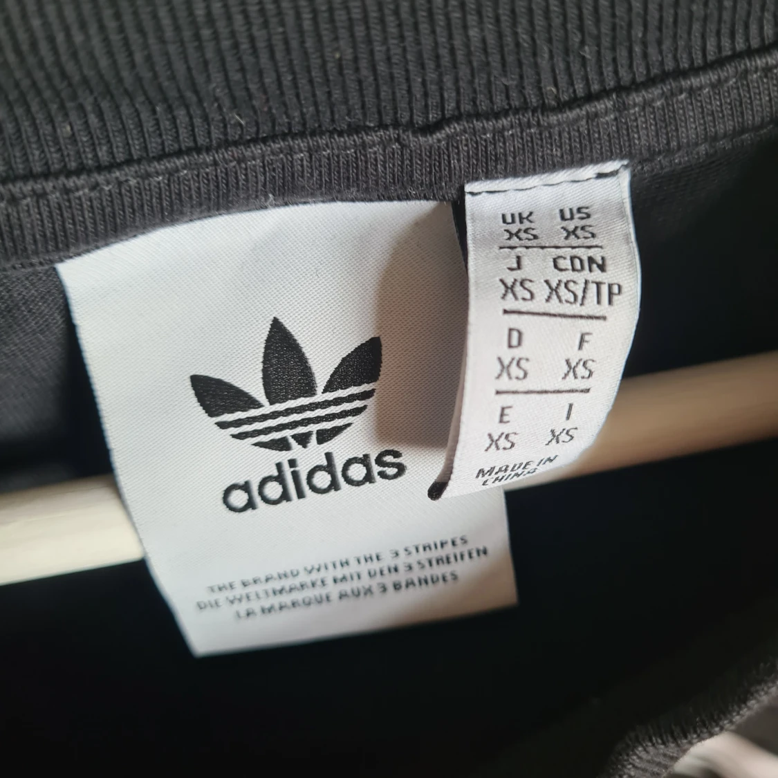 Svart Adidas t-shirt med stor logga XS - 2