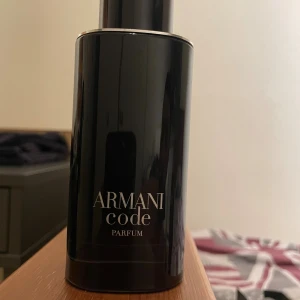 Armani Code Parfum 125ml - Stilren och modern parfym från Armani Code-serien. Flaskan rymmer 125 ml och är en refillbar spray. Ca 60% kvar, se bild 2.