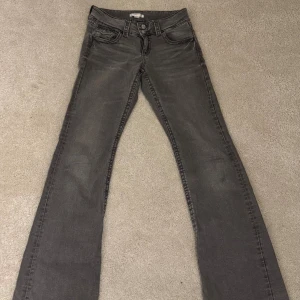 Grå bootcut jeans från Gina Tricot - Snygga grå jeans från Gina Tricot i storlek 158. Modellen har klassisk femficksdesign och bootcut-ben som ger en schysst siluett. Jeansen är tillverkade i ett mjukt bomullsmaterial med lite stretch för extra komfort. Kan tänka mig 150