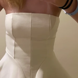 Vit tube topp från Zara - Superfin tube topp från Zara i vit/kräm beige färg. Den är helt ny och helt oanvänd. Jätte fin och passar till festliga tillfällen 