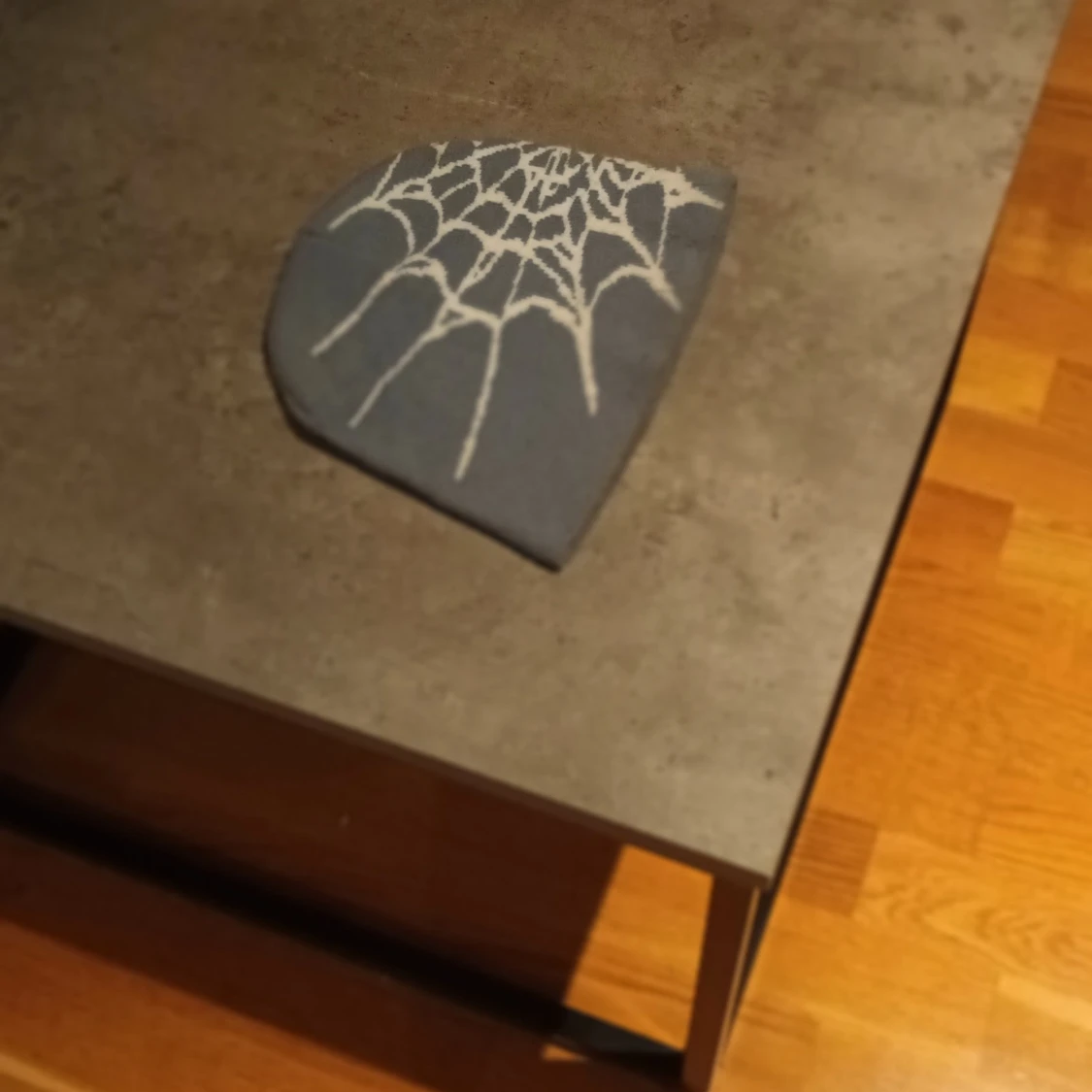 Grå mössa med spindelnätsmönster (y2k) - 1