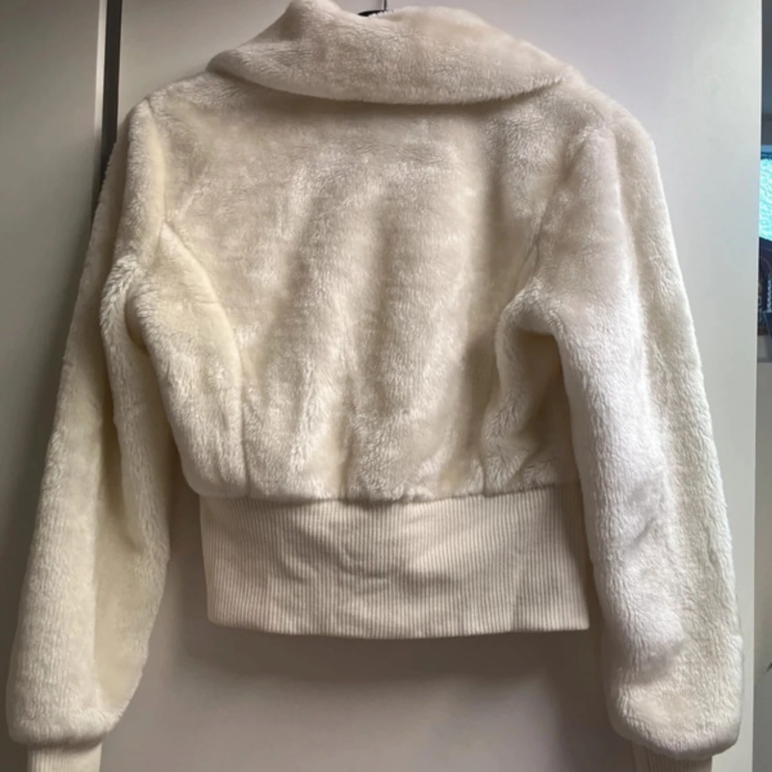 Vit pälsig kofta med stora knappar - 4