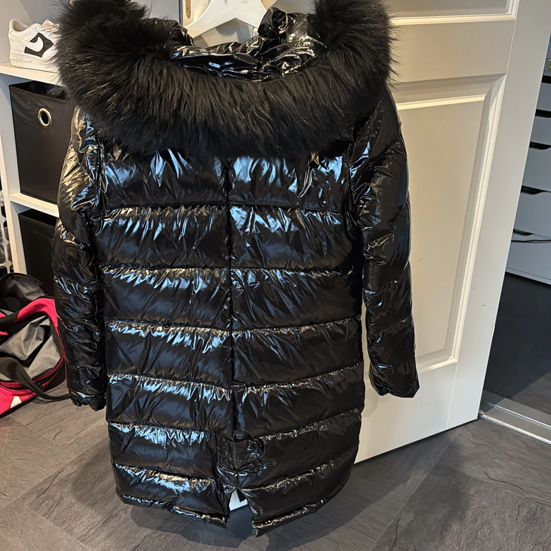Svart glansig dunjacka med fuskpäls - 1