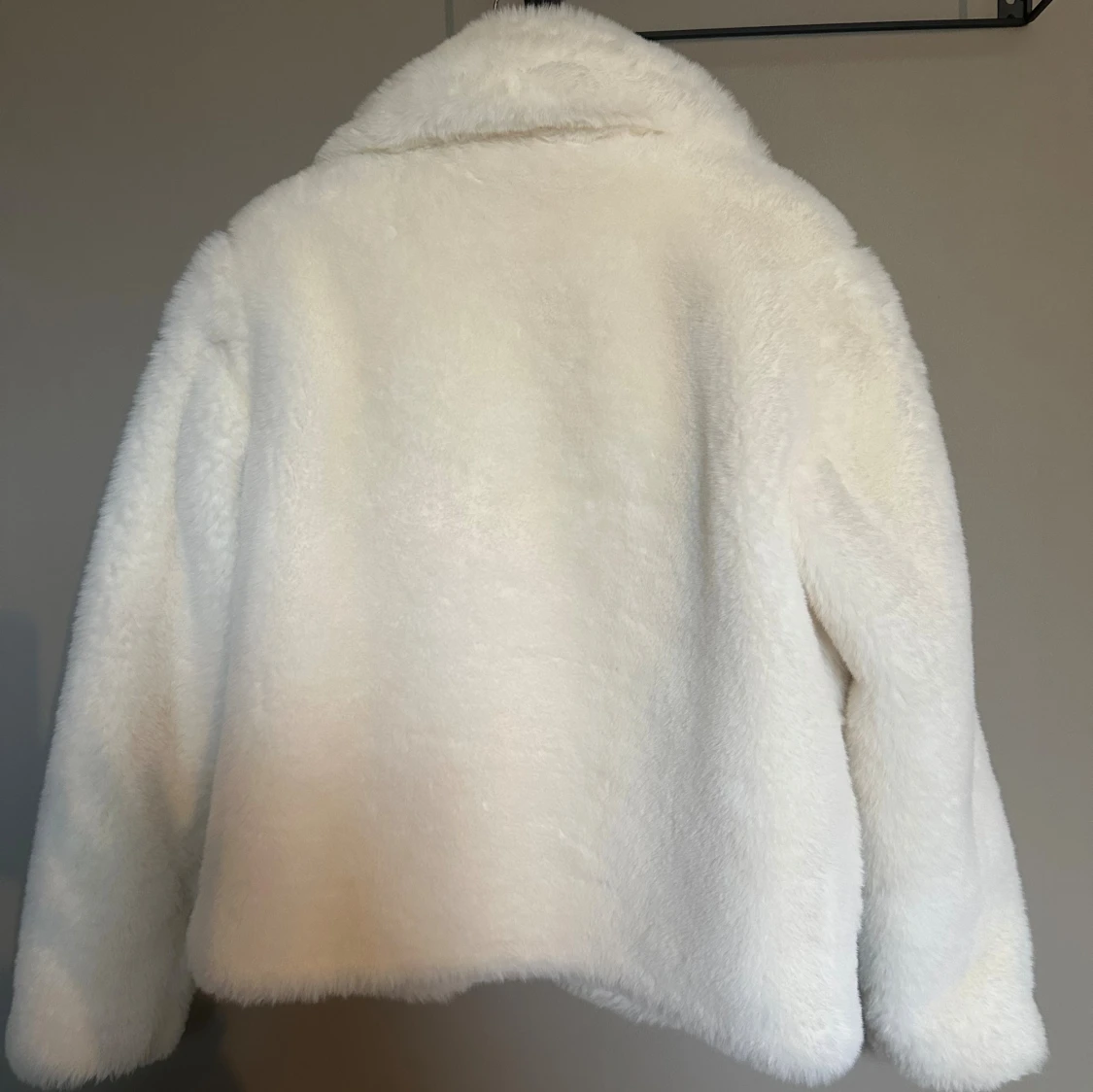 Vit pälsjacka från Missguided - 1