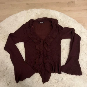 Vinröd volangblus från Gina Tricot - snygg vinröd blus