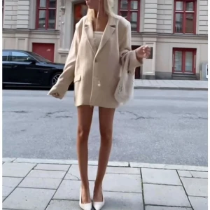 Kavaj - Super fin kavaj som passar till allt, den är i storlek Xs men passar även de som har M -L i strl. Använts 1-2ggr. Tyvärr har den några hål i sig men de syns knappt❤️