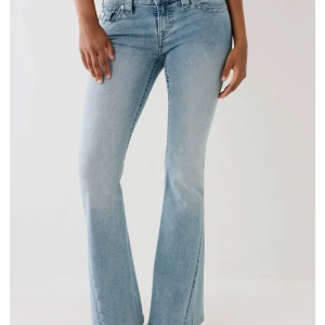 Ljusblå bootcut jeans - Snygga ljusblå jeans med bootcut-modell och klassisk femficksdesign. Jeansen har en låg midja och är tillverkade i mjukt denimtyg som ger en skön passform. Perfekta för dig som gillar en retroinspirerad look.