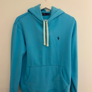 Blå hoodie från Polo Ralph Lauren - Tja säljer denna skit snygga polo Ralph lauren hoodie  i färgen turkos/blå storlek S. 10/10 skick, inga skador eller liknande på plagget. Skriv om du har funderingar , tveka ej vid köp