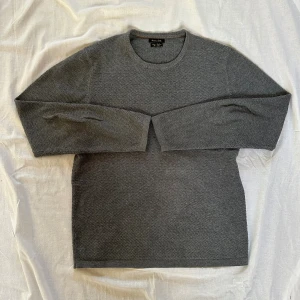stickad Massimo Dutti - Säljer en grå stickad tröja från Massimo Dutti i en skön mix av bomull och kashmir. Tröjan har ett diskret mönster, rund hals och långa ärmar. Perfekt för dig som gillar stilrena och bekväma plagg med lite lyxig känsla. Frakt samma dag eller dagen efter köp‼️