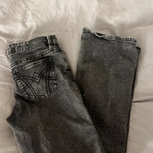 Svarta jeans från Perfect Jeans - Snygga svarta jeans från Perfect Jeans med coola broderade detaljer på bakfickorna. Jeansen har klassisk femficksdesign och raka ben. Materialet är mjukt och stretchigt jeans, perfekt för en avslappnad stil. Original pris 650 använda cirka 2ggr