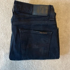Nudie Jeans svarta - Säljer ett par riktigt fina nudie jeans!  Storlek 31/30 Bredd 39 cm, längd 96 cm. Modell: Grim Tim