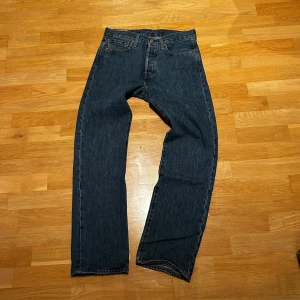 Levi's 501  - Säljer mina Levi’s 501 jeans som bara använts några gånger. Klassiska raka jeans med snygg passform och tidlös look. Sitter perfekt och går att styla till allt. Tveka inte på att höra av dig vid fler frågor🤗