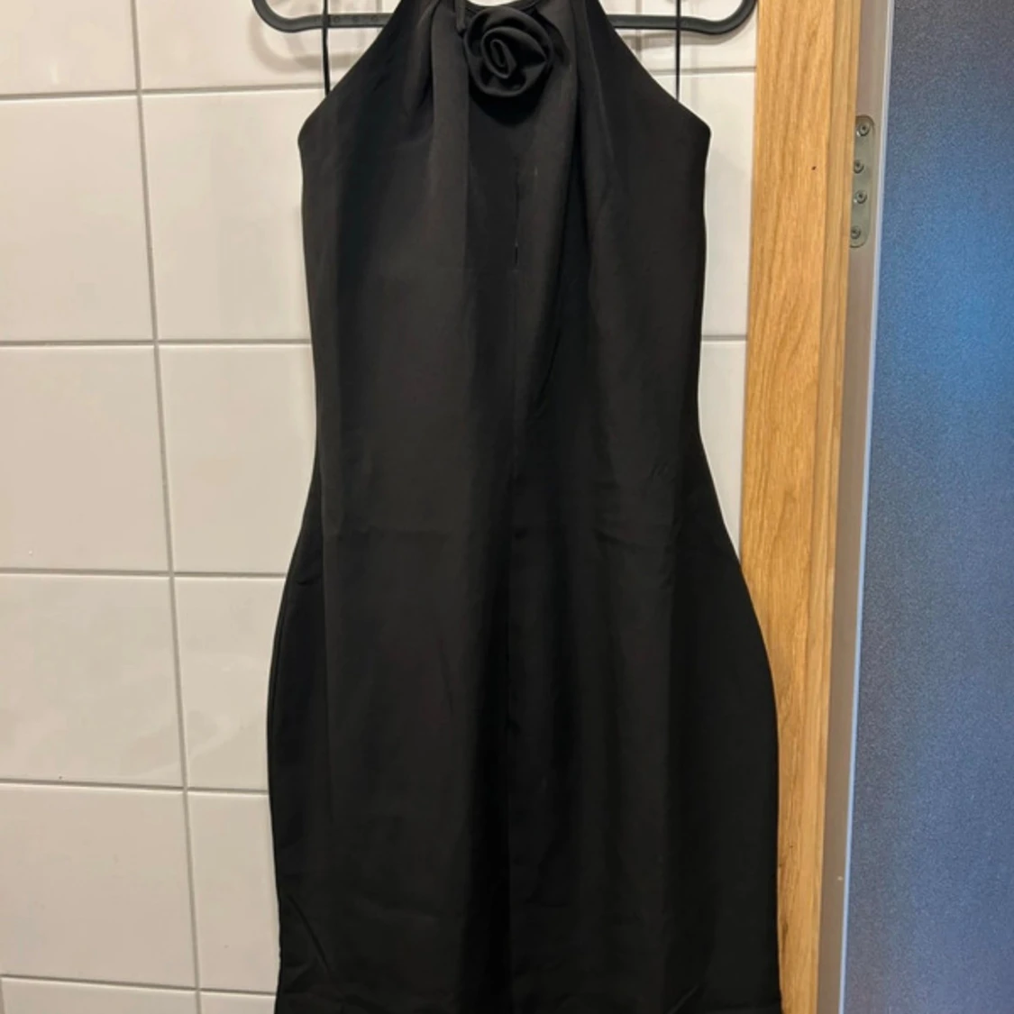 Svart halterneckklänning från Adoore